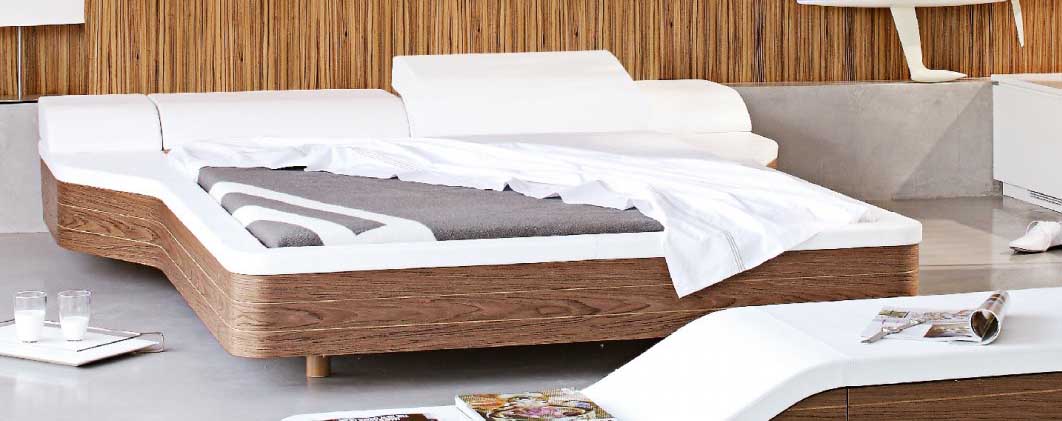 Кровать необычной формы с деревянной отделкой